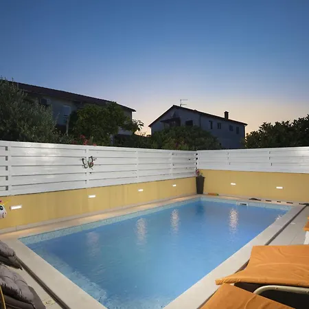 House Venus With Heated Pool And Hot Tub Банджоле