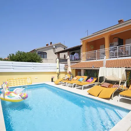 House Venus With Heated Pool And Hot Tub