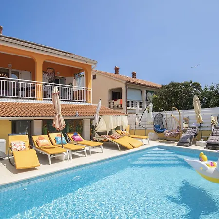 House Venus With Heated Pool And Hot Tub Дом отдыха Банджоле