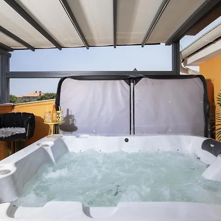House Venus With Heated Pool And Hot Tub Банджоле